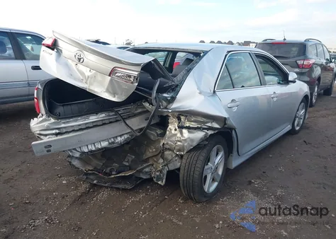 2014 Toyota Camry Se z USA, uszkodzony, nr VIN 4T1BF1FK7EU447894